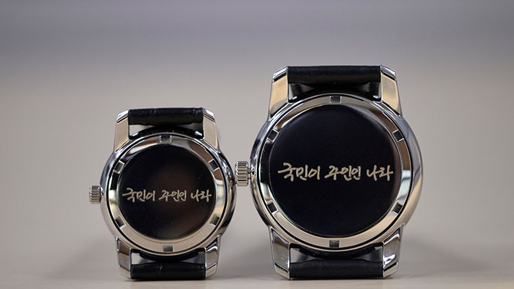李 대통령 손목시계 공개…뒷면엔 '국민이 주인인 나라' 李 자필