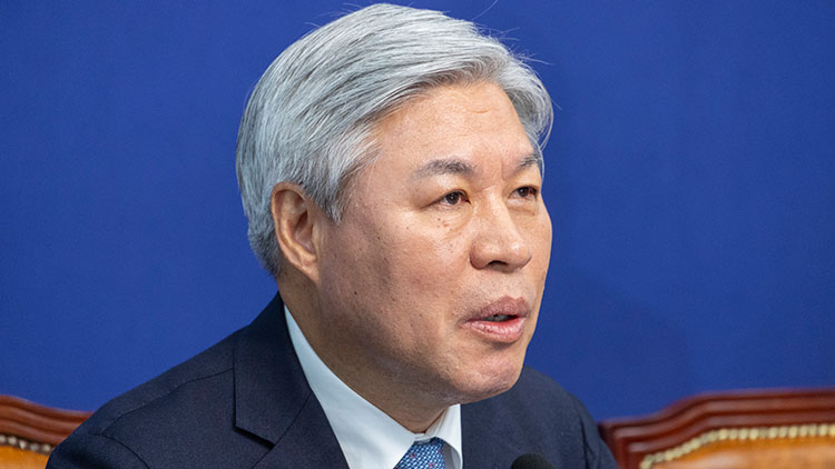 조국혁신당 서왕진 원내대표가 7일 국회에서 열린 현안 관련 기자간담회에서 내란전담재판부 등 여당이 추진중인 법안에 대한 당의 의견을 발표하고 있다. /연합뉴스