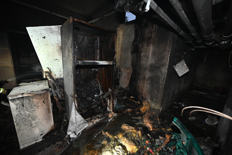 불이 난 아파트 안이 검게 그을린 모습 / 제공: 서울 강북소방서