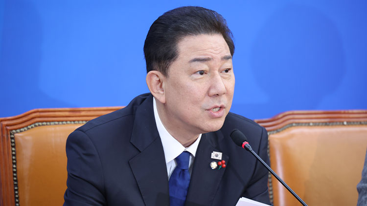 더불어민주당 김병기 원내대표가 9일 국회에서 열린 원내대책회의에서 발언하고 있다. /연합뉴스