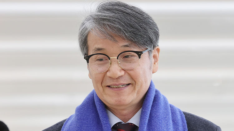 김건희 여사에게 디올백을 선물한 최재영 목사가 9일 서울 광화문 KT 빌딩에 마련된 민중기 특별검사 사무실에 참고인 신분으로 출석하고 있다. /연합뉴스