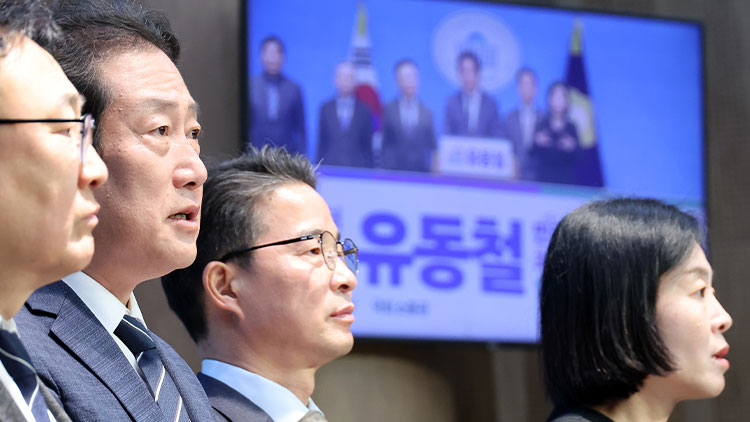 더불어민주당 유동철 부산 수영구 지역위원장이 9일 국회 소통관에서 최고위원 보궐선거 출마 선언 기자회견을 하고 있다. /연합뉴스