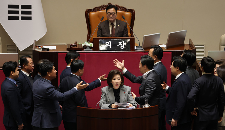 9일 국회 본회의에서 국민의힘 나경원 의원이 '가맹사업거래의 공정화에 관한 법률 일부개정법률안'에 대해 무제한 토론하는 가운데 여야 의원들이 발언대에서 목소리를 높이며 신경전을 이어가고 있다. /연합뉴스 