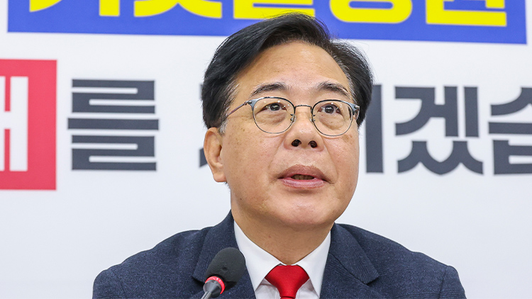 국민의힘 송언석 원내대표가 10일 국회에서 열린 기자간담회에서 여야의 극한 갈등에 관한 발언을 하고 있다. /연합뉴스