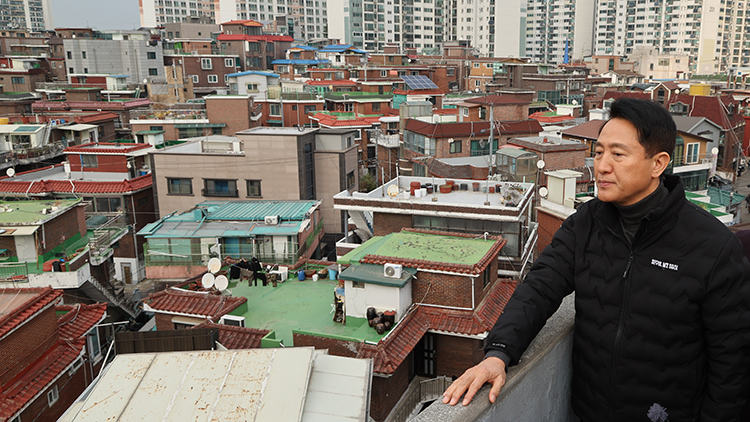 오세훈 서울시장이 10일 서울 영등포구 대림동 대림1구역 재개발 현장을 찾아 사업 추진 현황을 점검하고 있다. /연합뉴스