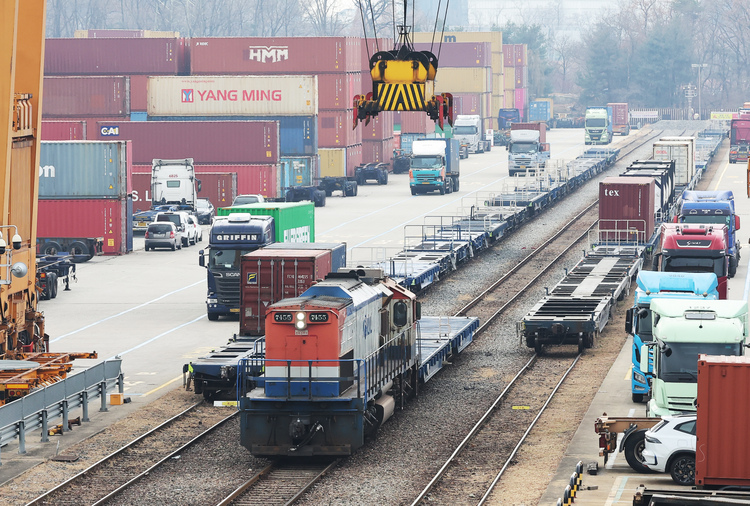 민주노총 공공운수노조 전국철도노동조합이 예고한 총파업을 하루 앞둔 10일 경기도 의왕시 내륙컨테이너기지(ICD)에서 화물열차가 이동하고 있다. /연합뉴스 