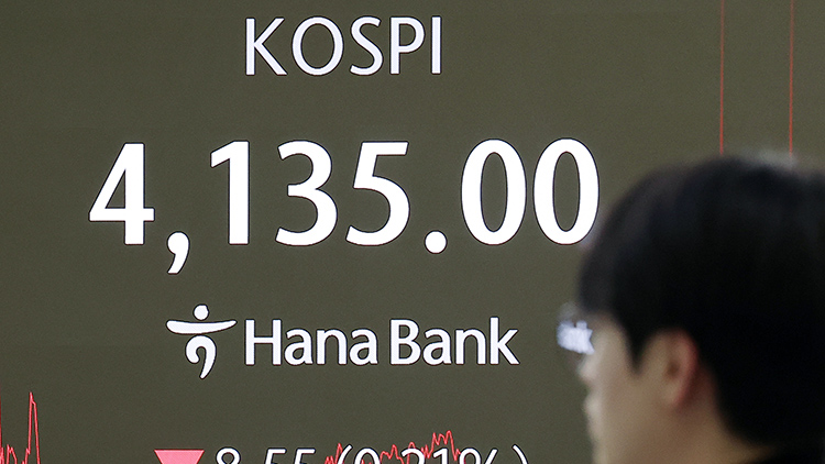 10일 오후 서울 중구 하나은행 본점 딜링룸 현황판에 코스피, 원/달러 환율, 코스닥 지수가 표시돼 있다. 
    이날 코스피는 전 거래일보다 8.55포인트(0.21%) 내린 4135.00으로 마감했다. /연합뉴스