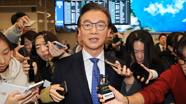 전재수 해양수산부 장관이 11일 '유엔해양총회' 유치 활동을 마치고 귀국해 취재진 질문을 받으며 이동하고 있다. 전재수 장관은 이날 사의를 표명했다. /연합뉴스