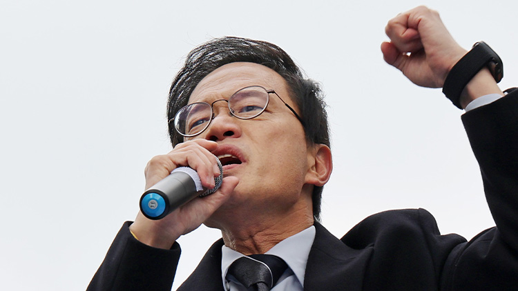 더불어민주당 박주민 의원이 11일 서울 종로구 광화문광장에서 서울시장 출마 선언을 하고 있다. /연합뉴스