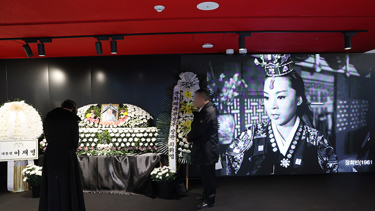 11일 서울 충무로 서울영화센터에 마련된 원로배우 고 김지미를 추모하는 공간에서 조문객이 헌화, 묵념하고 있다. /연합뉴스