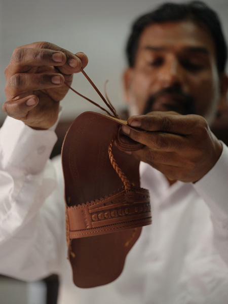 프라다 한정판 인도 샌들 만드는 장인 /Reuters=연합뉴스