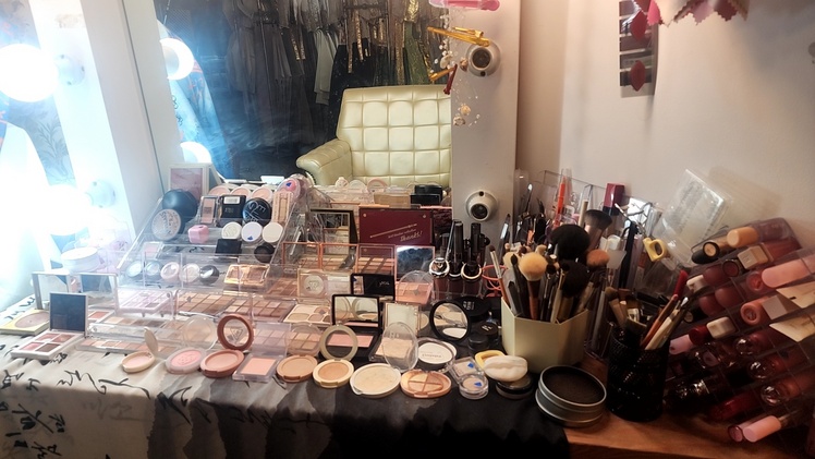 한복 대여점 내 구비된 각종 미용 도구들. 미용업 신고 없이 미용 서비스를 제공하는 것은 불법이다. / 서울시 제공