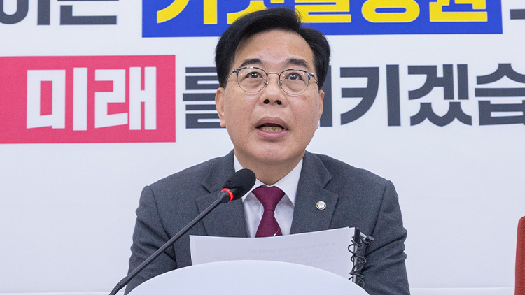 국민의힘 송언석 원내대표가 12일 국회에서 열린 기자간담회에서 통일교 금품수수 의혹 철저 진상규명에 대해 발언하고 있다. /연합뉴스