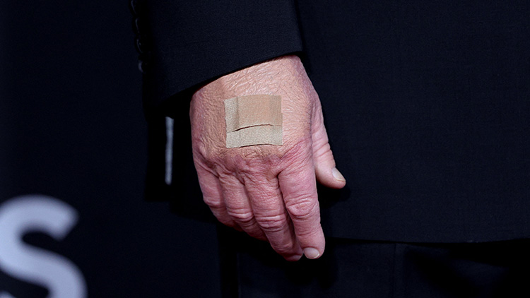 2025년 12월 7일 미국 수도 워싱턴DC 소재 케네디 공연예술센터에서 열린 행사에 참석한 도널드 트럼프 미국 대통령의 오른손 손등에 반창고가 붙어 있다. /Reuters=연합뉴스 