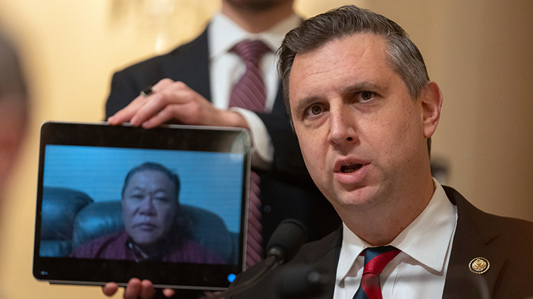 미국 민주당 세스 매거지너 의원이 태블릿을 통해 한국으로 추방된 미군 참전용사 박세준 씨의 모습을 보여주고 있다. /AP=연합뉴스