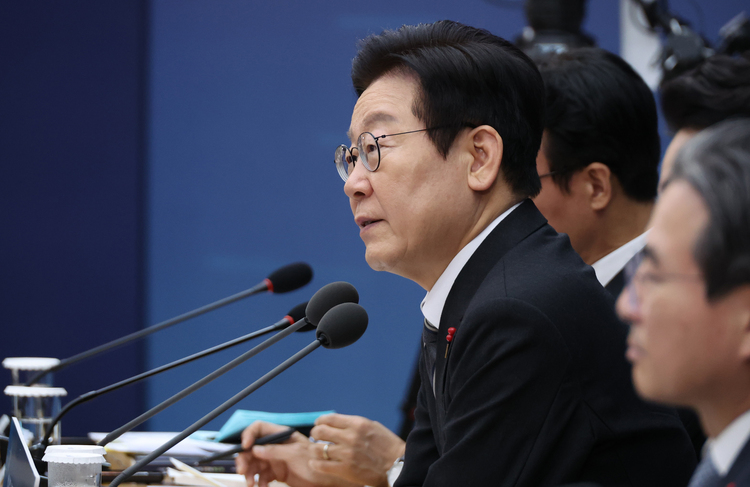 이재명 대통령이 12일 세종시 정부세종컨벤션센터에서 열린 과학기술정보통신부ㆍ개인정보보호위원회 업무보고에서 발언하고 있다.  /연합뉴스 