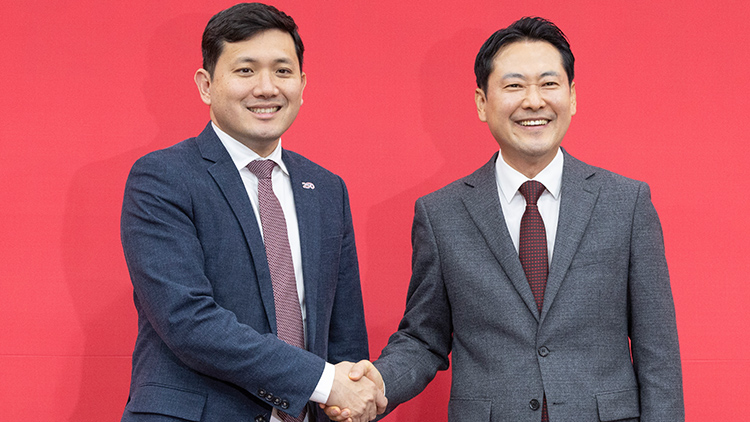 국민의힘 장동혁 대표(오른쪽)가 12일 국회에서 케빈 김 주한 미국대사 대리와 만나 악수하고 있다. /연합뉴스