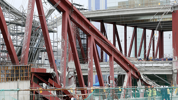 광주대표도서관 붕괴 사고 사흘째인 13일 오전 광주 서구 치평동 사고 현장에서 구조 당국 관계자들이 현장을 둘러보고 있다. /연합뉴스