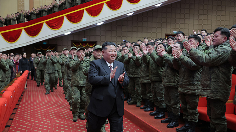 북한 조선중앙통신은 13일 "해외 작전지역에 출병하였던 조선인민군 공병부대 지휘관, 전투원들이 부과된 군사 임무를 완수하고 승리의 개가 드높이 귀국하였다"며 전날 평양 4·25문화회관 광장에서 '제528공병연대'를 위한 환영식이 진행됐다고 보도했다. /연합뉴스