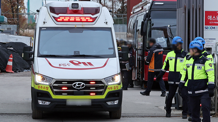 광주대표도서관 붕괴 사고 사흘째인 13일 광주 서구 치평동 사고 현장에서 구급차량이 마지막 매몰자를 싣고 이동하고 있다. /연합뉴스
