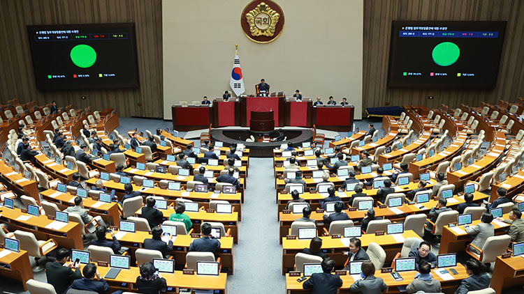 13일 국회에서 열린 12월 임시국회 본회의에서 은행법 일부개정법률안에 대한 수정안이 가결되고 있다. /연합뉴스