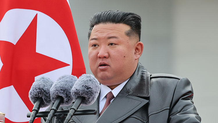 북한 조선중앙통신은 13일 "해외 작전지역에 출병하였던 조선인민군 공병부대 지휘관, 전투원들이 부과된 군사 임무를 완수하고 승리의 개가 드높이 귀국하였다"며 전날 평양 4·25문화회관 광장에서 '제528공병연대'를 위한 환영식이 진행됐다고 보도했다. 김정은 국무위원장이 연설하고 있다. /연합뉴스