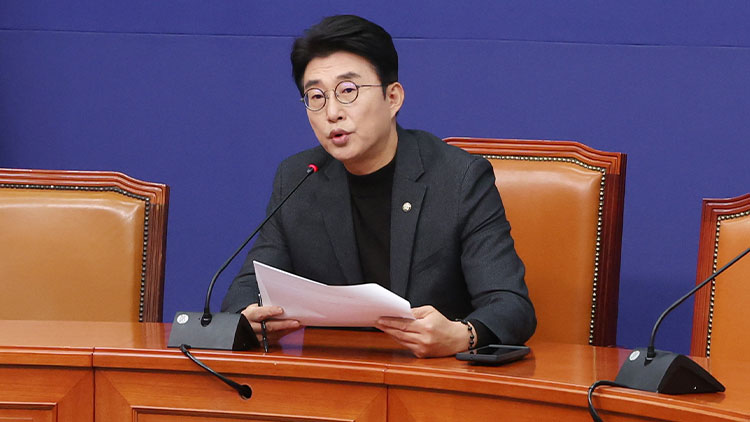 더불어민주당 언론개혁특위 간사인 노종면 의원이 14일 서울 여의도 국회에서 정보통신망법 개정안에 대해 설명하는 기자간담회를 하고 있다. /연합뉴스