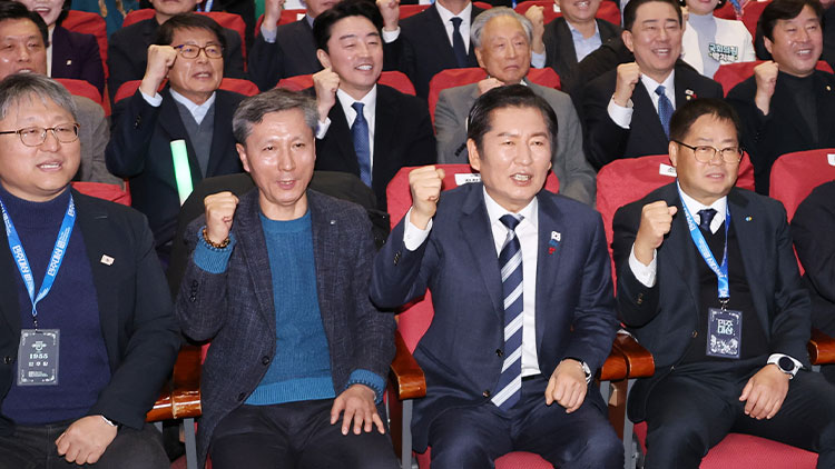 더불어민주당 정청래 대표가 14일 서울 여의도 국회 의원회관에서 열린 '더불어민주당 창당 70주년 기념 당원의 날 행사'에서 김병기 원내대표, 강훈식 대통령 비서실장, 권노갑 상임고문 등 참석자들과 함께 "민주당 파이팅"을 외치고 있다. /연합뉴스
