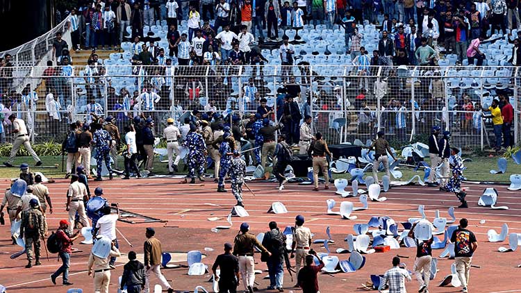좌석 뜯고 던지고…메시 '조기 퇴장'에 인도 팬들 난동