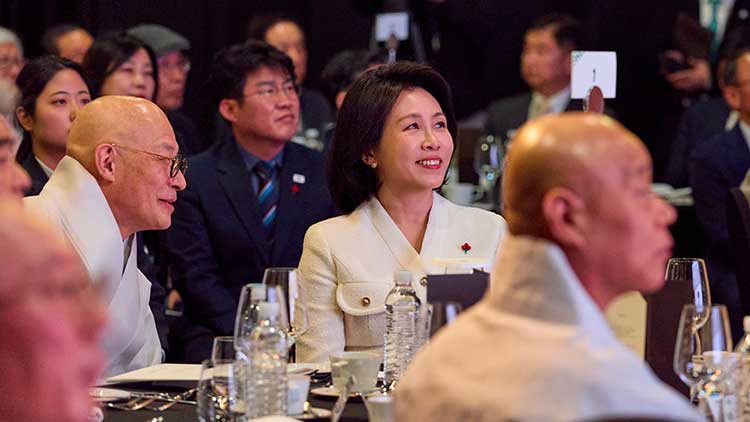 김혜경 여사가 12일 서울 중구 남산 반얀트리 클럽 앤 스파에서 열린 불교지도자초청 국민화합기원 송년만찬에서 참석자 발언을 듣고 있다. /연합뉴스
