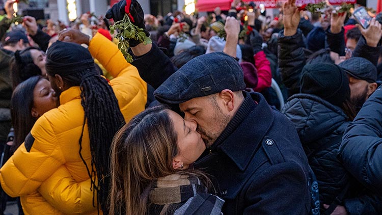 성탄절 초록잎 아래 5초간 1435쌍 입맞춤…기네스기록
