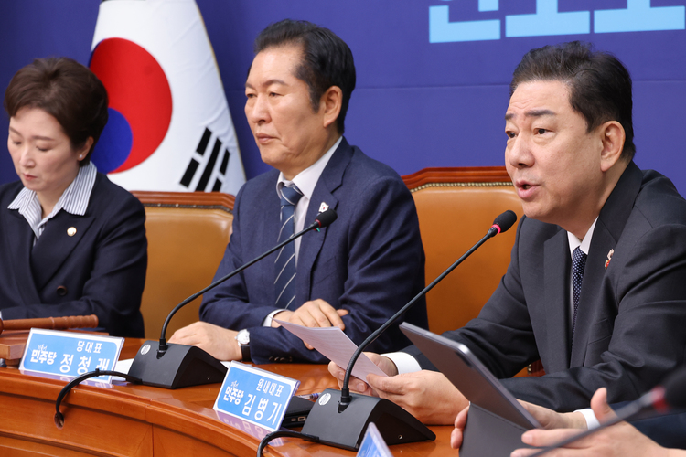 더불어민주당 김병기 원내대표가 15일 서울 여의도 국회에서 열린 최고위원회의에서 발언하고 있다.  /연합뉴스 