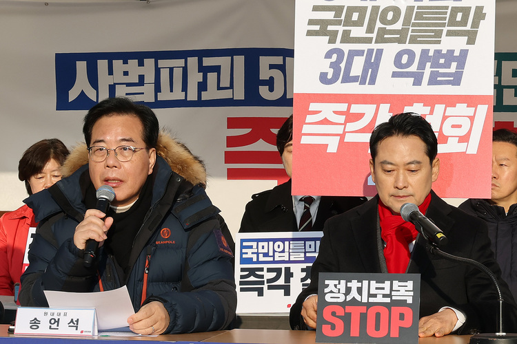 국민의힘 송언석 원내대표가 15일 서울 여의도 국회 본청 앞 더불어민주당의 쟁점 법안 추진을 저지하기 위한 천막 농성장에서 열린 최고위원회의에서 발언하고 있다. /연합뉴스 