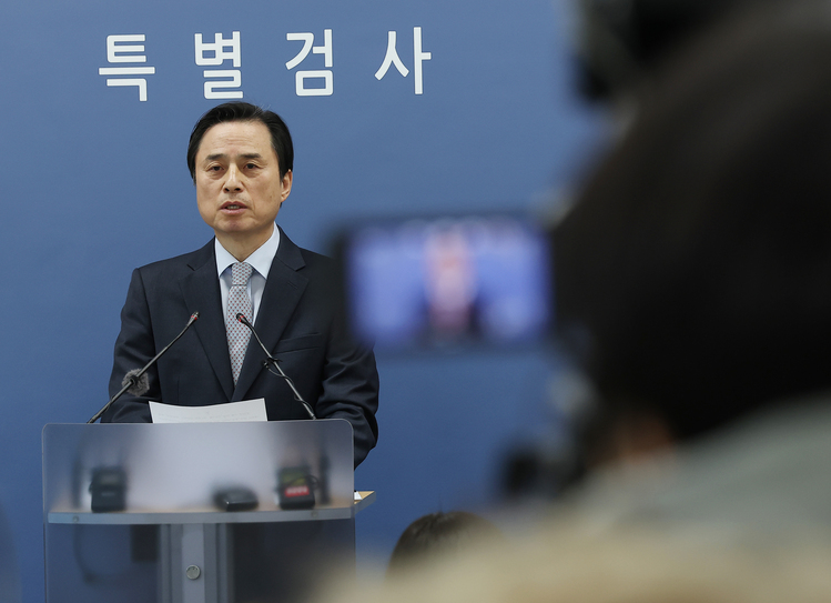 조은석 특별검사가 15일 서울 서초구 서울고검 기자실에서 12·3 비상계엄 사태 관련 내란·외환 사건 최종 수사 결과를 발표하고 있다.  /연합뉴스 