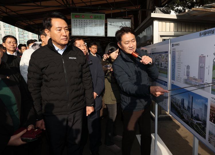 오세훈 서울시장이 15일 서울 광진구 동서울터미널을 방문해 동서울터미널 현대화사업에 대한 설명을 듣고 있다.  /연합뉴스 