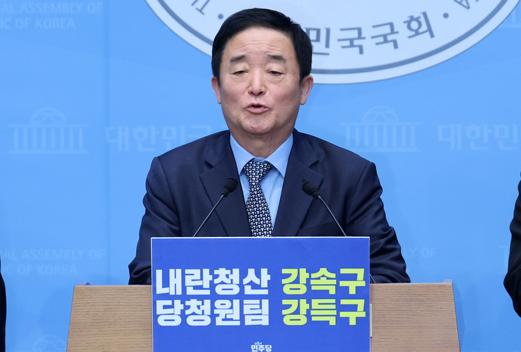 더불어민주당 강득구 의원이 15일 국회 소통관에서 최고위원 출마 선언을 하고 있다. /연합뉴스 