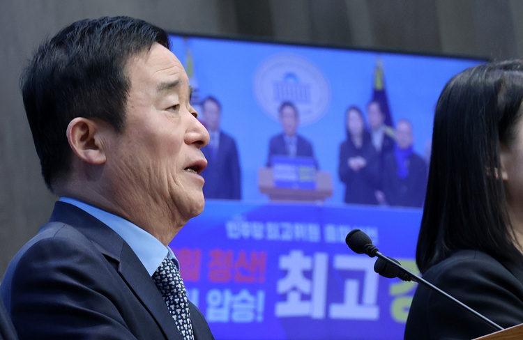 더불어민주당 강득구 의원이 15일 국회 소통관에서 최고위원 출마 선언을 하고 있다. /연합뉴스 