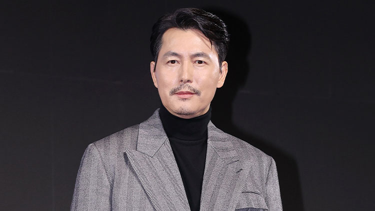 배우 정우성이 15일 서울 강남구 인터컨티넨탈서울파르나스에서 열린 디즈니플러스 드라마 '메이드 인 코리아' 제작발표회에서 포즈를 취하고 있다. /연합뉴스