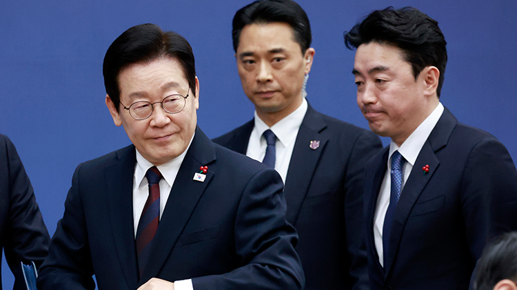 이재명 대통령이 지난 11일 세종시 정부세종컨벤션센터에서 열린 농림축산식품부(농촌진흥청·산림청)-고용노동부 업무보고를 마친 뒤 행사장을 나서고 있다 /대통령실통신사진기자단