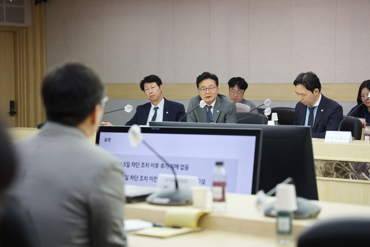 더불어민주당 김우영 의원(왼쪽에서 세번째, 마이크 앞에서 발언하는 이)