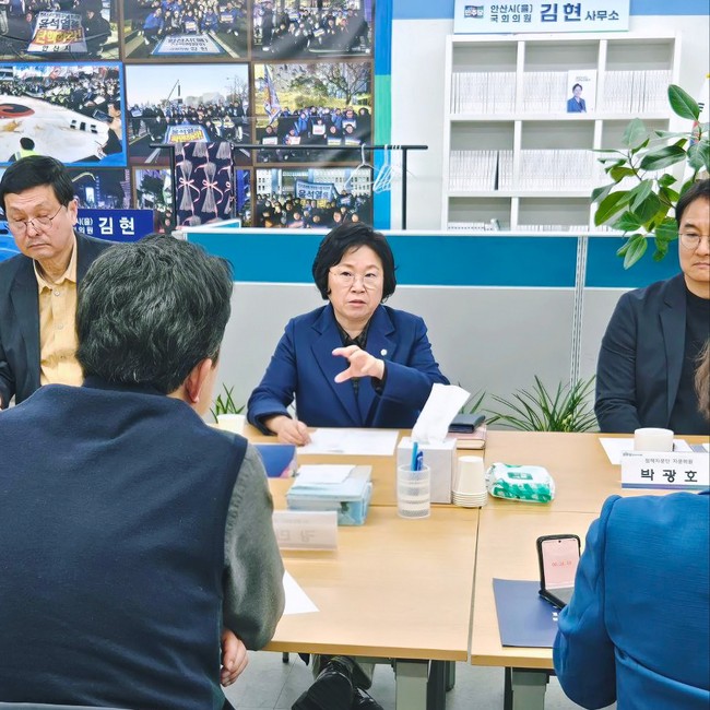 더불어민주당 김현 의원(가운데)