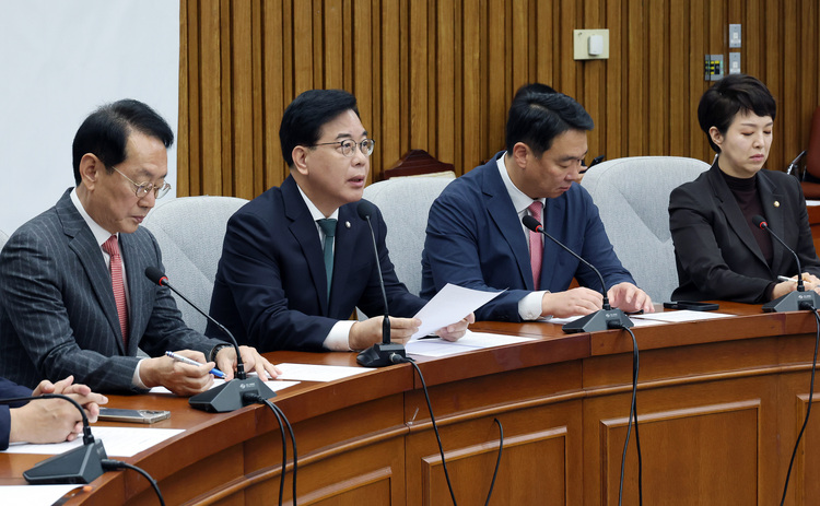 국민의힘 송언석 원내대표(왼쪽에서 두 번째)가 16일 국회에서 열린 원내대책회의에서 모두발언하고 있다. /연합뉴스 