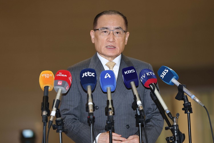 위성락 국가안보실장이 한미 정상회담 후속 조치 방안 논의를 위해 16일 인천국제공항 2터미널을 통해 미국으로 출국하며 취재진 질문에 답하고 있다.  /연합뉴스 