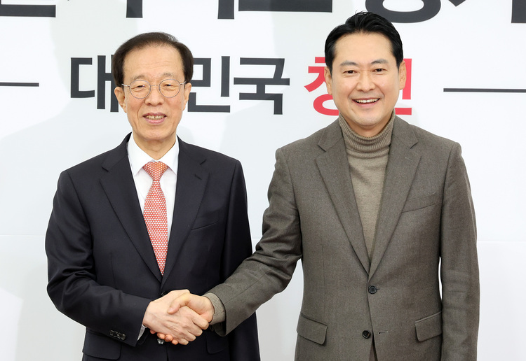 국민의힘 장동혁 대표(오른쪽)가 16일 국회에서 이석연 국민통합위원장 접견하며 악수하고 있다. /연합뉴스 