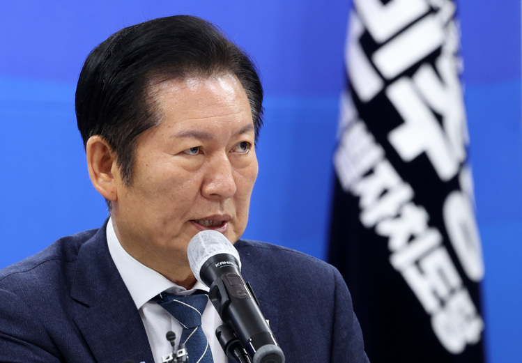 더불어민주당 정청래 대표가 17일 강원 춘천시 더불어민주당 강원특별자치도당에서 열린 현장 최고위원회의에서 발언하고 있다.  /연합뉴스 