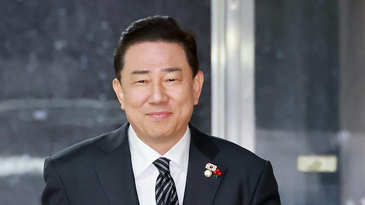 더불어민주당 김병기 원내대표가 16일 국회에서 열린 의원총회에 참석하고 있다. /연합뉴스