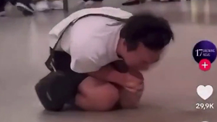 "무릎 꿇고 오열"…베트남 기내서 韓 추정 남성 체포 영상 확산