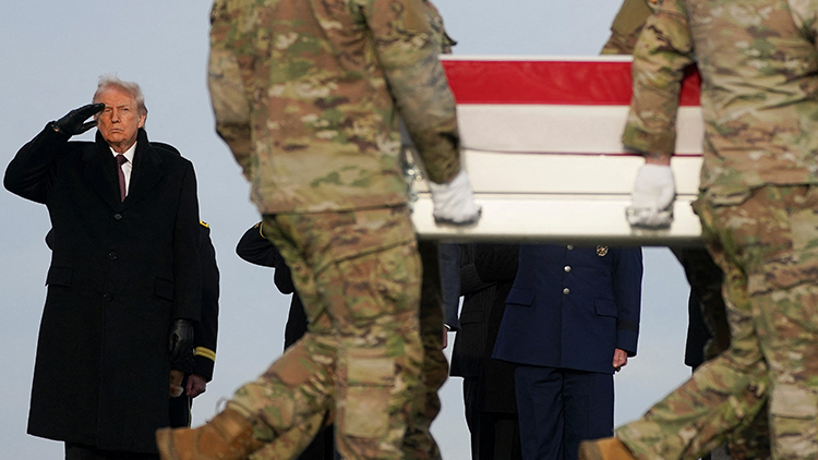 트럼프, 시리아서 피격 사망 미군 유해 운구식 참석