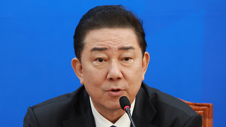 더불어민주당 김병기 원내대표가 18일 국회에서 열린 정책조정회의에 참석해 발언하고 있다. /연합뉴스