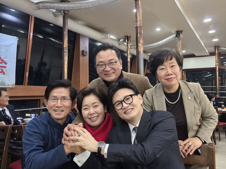 국민의힘 대선후보를 지낸 김문수 前 고용노동부 장관과 한동훈 前 대표가 지난 17일 저녁 서울 관악구의 한 식당에서 열린 국민의힘 수도권 전·현직 당협위원장 모임에 참석해 손을 맞잡고 포즈를 취하고 있다. 왼쪽 아래부터 김 前 장관, 양향자 국민의힘 최고위원, 한 前 대표, 조배숙 국민의힘 의원, 최진녕 변호사 /국민의힘 관계자 제공